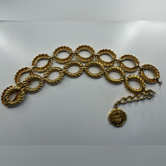 CHANEL 1980s Textured Medallion Logo Belt – Rare Collector’s Piece - Picture 8 of 13